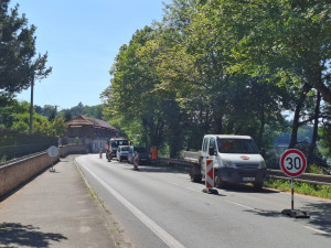 Ve Lnářích je na dvou úsecích I/20 kousek od sebe kyvadlový provoz