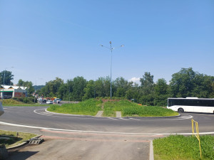 Nový kruhový objezd pod autobusovým nádražím v Českéím Krumlově otevřou již v pátek dopoledne