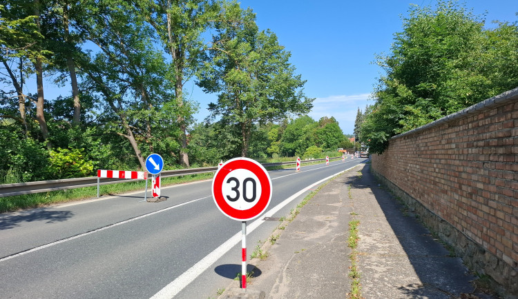 Ve Lnářích je na dvou úsecích I/20 kousek od sebe kyvadlový provoz