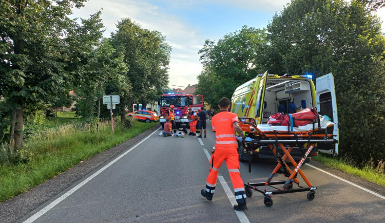 Srážka dvou aut u Brna skončila tragicky. Žena svým zraněním na místě podlehla