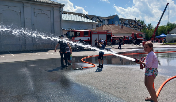 Den otevřených dveří na požárních stanicích nabídl ukázky těžké techniky i hasičských zásahů
