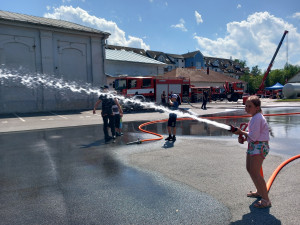 Den otevřených dveří na požárních stanicích nabídl ukázky těžké techniky i hasičských zásahů
