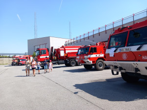 Den otevřených dveří na požárních stanicích nabídl ukázky těžké techniky i hasičských zásahů