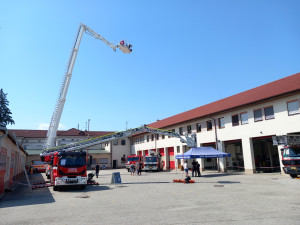 Den otevřených dveří na požárních stanicích nabídl ukázky těžké techniky i hasičských zásahů