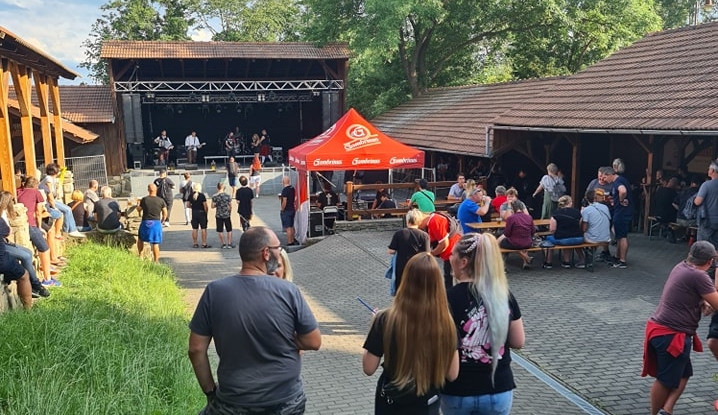 Holkov rozezní Rock show. Zahraje kapela TribU2