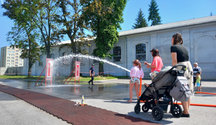 Den otevřených dveří na požárních stanicích nabídl ukázky těžké techniky i hasičských zásahů