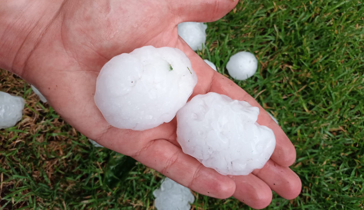 Do Česka dorazily silné bouřky. Na Písecku padaly až deseticentimetrové kroupy