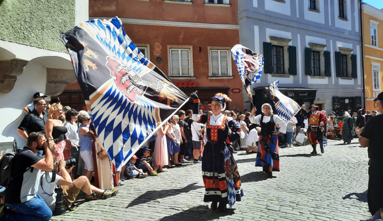 Šermíři, kejklíři, koně i kočáry. Českým Krumlovem prošel historický průvod