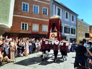 Českým Krumlovem prošel historický průvod, kráčelo v něm téměř 650 kostýmů