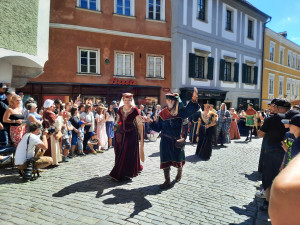 Českým Krumlovem prošel historický průvod, kráčelo v něm téměř 650 kostýmů