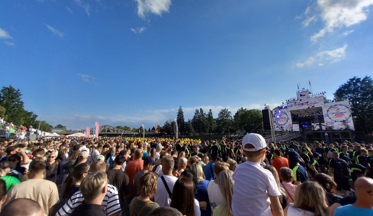 Olympiáda dětí a mládeže v Českých Budějovicích je oficiálně zahájený, ceremoniál sledovali tisíce lidí