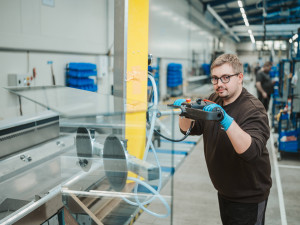 Firma HAUSER nabízí nová pracovní místa a nástupní prémie 50 tisíc korun
