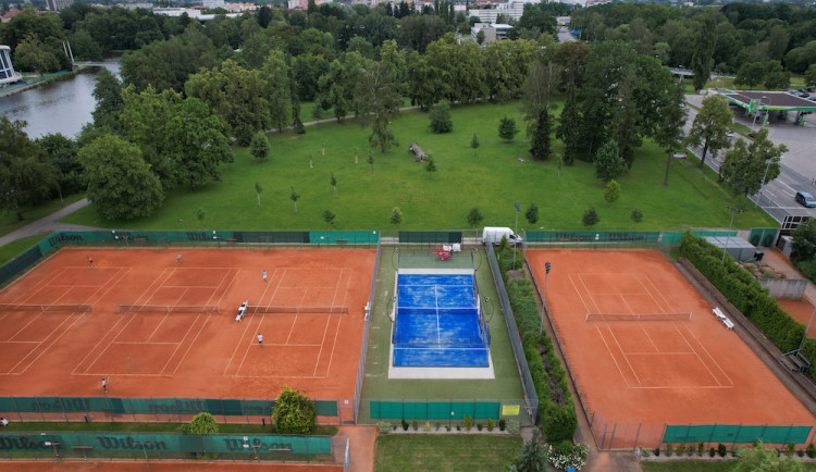 Nové sportoviště padel: Sport 21. století přichází do Českých Budějovic