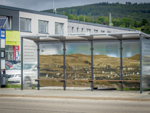 Fotografie na skleněných stěnách autobusových zastávek poučí o historie a ochrání ptáky před nárazem