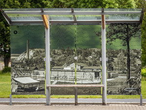 Fotografie na skleněných stěnách autobusových zastávek poučí o historie a ochrání ptáky před nárazem