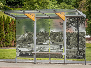 Fotografie na skleněných stěnách autobusových zastávek poučí o historie a ochrání ptáky před nárazem
