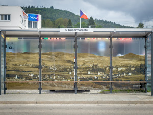 Fotografie na skleněných stěnách autobusových zastávek poučí o historie a ochrání ptáky před nárazem