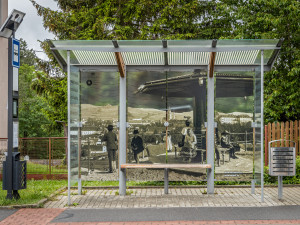 Fotografie na skleněných stěnách autobusových zastávek poučí o historie a ochrání ptáky před nárazem