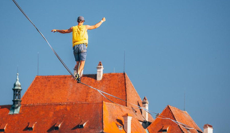 KULTURNÍ TIPY: Užijte si Highline festival v Krumlově nebo si zatančete na Střeše