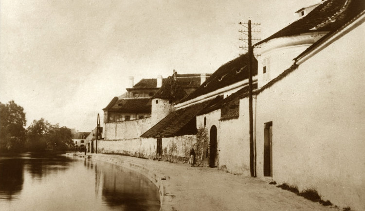 DRBNA HISTORIČKA: Při čištění slepého ramene u Sokolského ostrova vytěžili dělníci 5 tisíc kubíků bahna