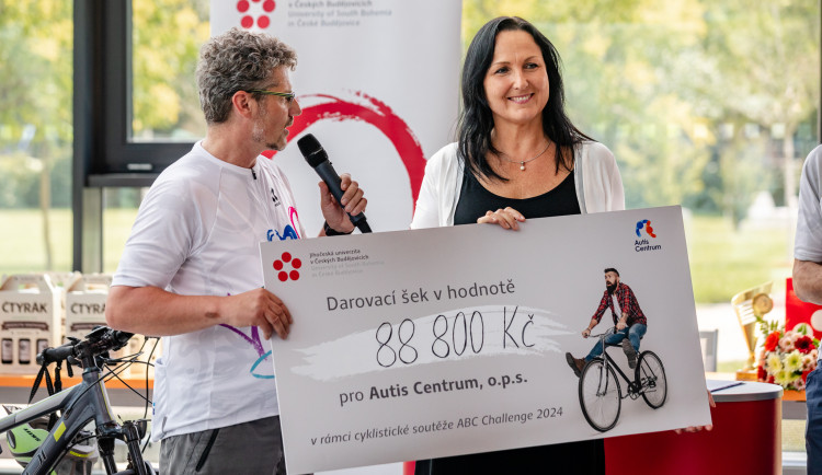 Velká výzva a společný cíl. Cyklistické úsilí Jihočeské univerzity přineslo 88 800 korun pro děti s autismem