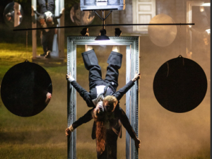 Zámeckou zahradu v Českém Krumlově a budovu bývalé pošty v Českých Budějovicích spojuje jedinečný festival