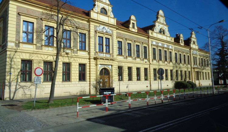 Řemeslníci využili prázdných lavic a vylepšují hradecké mateřské i základní školy