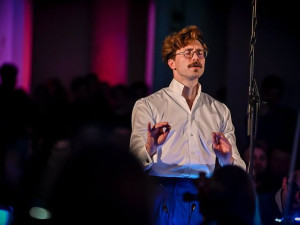 Dirigent musí být trochu exhibicionista. Do klasické hudby by se neměl nikdo nutit, říká Patrik Červák