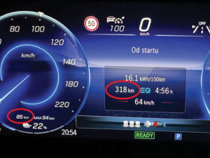 Statistiky z EQB od Milan Král na trase České Budějovice – Plzeň a zpět: „Překvapil jsem sám sebe, protože při plném dobití hlásilo auto dojezd 376 km. Já i s pojížďkami po Plzni ujel 318 km a ještě mi zůstalo nabito na dalších 85 km.