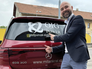 První vůz z firmy Milan Král, který Petr Maroš testoval. EQB 300 4M, výkon 168kWh, kapacita 66,4kWh, rychlost nabíjení AC až 11kWh DC až 100kWh.