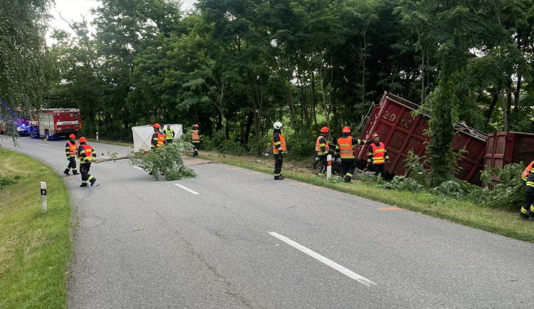 Srážka nákladního auta s osobákem skončila tragicky. Jeden člověk na místě zemřel