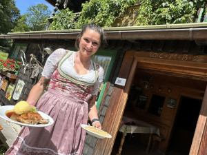 Nejslavnější výletní restaurace Šumavy a Bavorského lesa má dlouhou rodinnou tradici. Vlastní ji a provozuje německo-český manželský pár