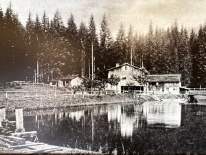 Nejslavnější výletní restaurace Šumavy a Bavorského lesa má dlouhou rodinnou tradici. Vlastní ji a provozuje německo-český manželský pár