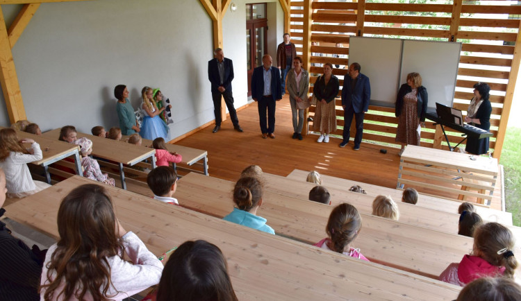 Jindřichův Hradec vybuduje v areálu základní školy venkovní třídu, podobná vznikla nedávno také v Písku