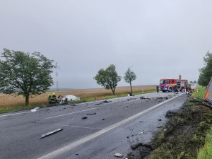 Vážná dopravní nehoda u Protivína, řidič osobního auta nepřežil střet s kamionem