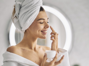 Jak na dokonale čistou pleť? Používejte správné přípravky, vlažnou vodu a samostatný ručník