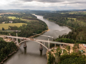 Most přes Orlík už má hotovou nosnou konstrukci. Vlaky po něm budou jezdit na podzim