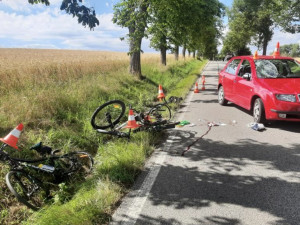 Řidička se vyhýbala autu a narazila do skupiny cyklistů. Zraněné jsou tři děti, dospělého transportoval vrtulník