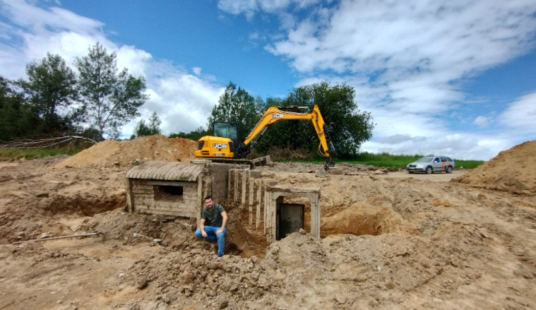 Stará se o nemocné děti i chátrající bunkry, zdravotní bratr zachraňuje vojenské objekty na jihu Čech. Ten poslední stál v cestě dálnici D3