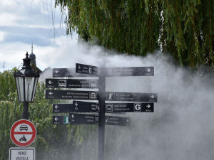 Rozcestník u Kamenného mostu v Písku se proměnil v mlžítko, město plánuje jejich počet do budoucna rozšířit