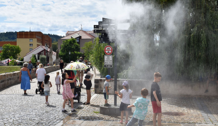 Rozcestník u Kamenného mostu v Písku se proměnil v mlžítko, město plánuje jejich počet do budoucna rozšířit