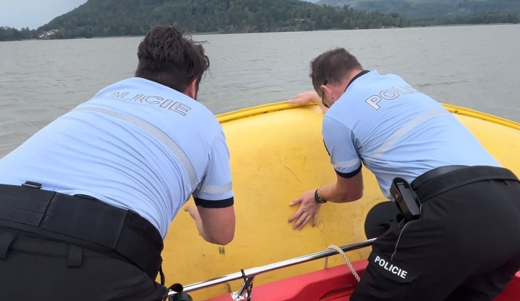 Desítky případů za den řeší policejní hlídky v letní sezoně u lipenské přehrady