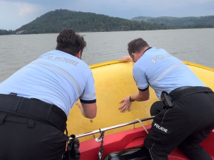 Desítky případů za den řeší policejní hlídky v letní sezoně u lipenské přehrady