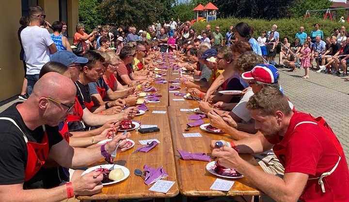 Na Borůvkobraní v Borovanech snědl vítěz 23 borůvkových knedlíků, rekord nepadl