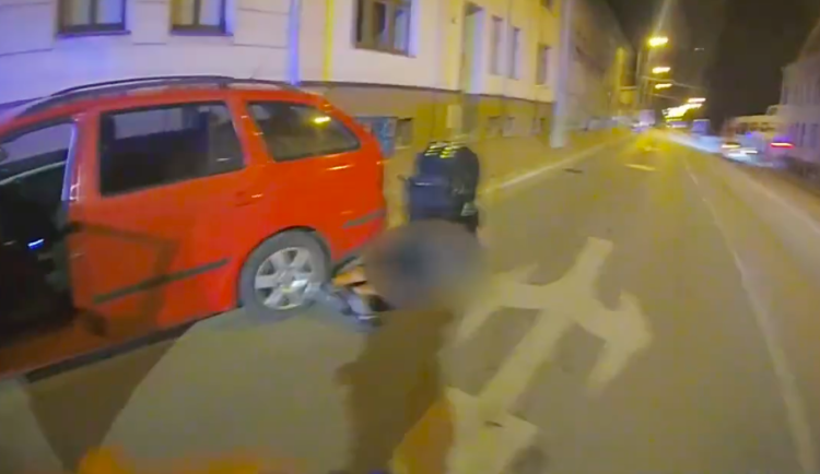 Opilý muž ujížděl před policií. Nadýchal přes tři promile