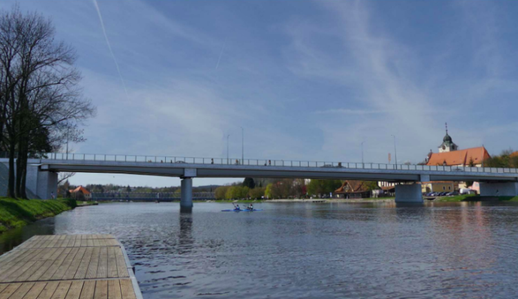Po mostě v Týně nad Vltavou opět jezdí auta. Nákladná rekonstrukce omezila dopravu na jeden rok
