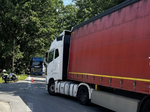 Silnici u Veselí nad Lužnicí zablokovala vážná nehoda, při které se střetl motorkář s nákladním automobilem