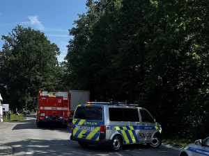 Silnici u Veselí nad Lužnicí zablokovala vážná nehoda, při které se střetl motorkář s nákladním automobilem