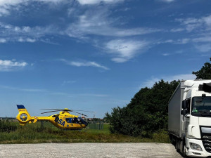 Silnici u Veselí nad Lužnicí zablokovala vážná nehoda, při které se střetl motorkář s nákladním automobilem