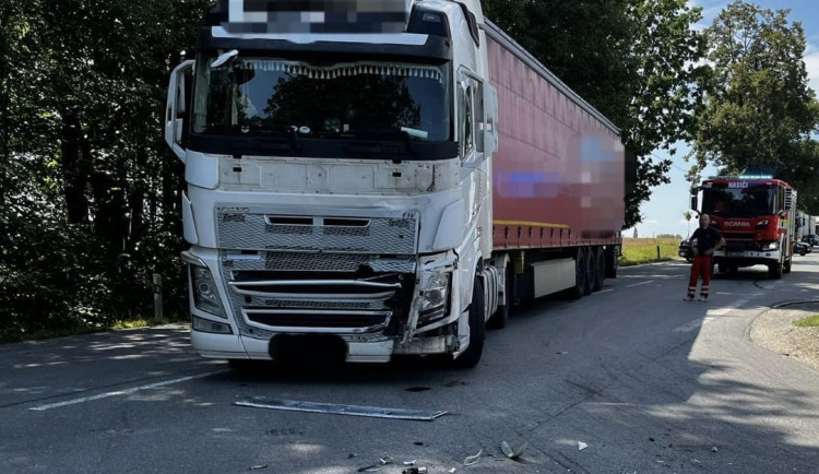 Silnici u Veselí nad Lužnicí zablokovala vážná nehoda, při které se střetl motorkář s nákladním automobilem